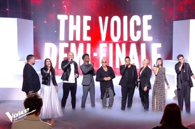 &quot;The Voice&quot; : Florent Pagny et les 8 demi-finalistes interprètent « Chanter » ! - Vidéo