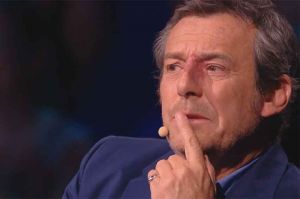 “La chanson secrète” : Jean-Luc Reichmann ému par la surprise de Nikos Aliagas ce soir sur TF1 (vidéo)