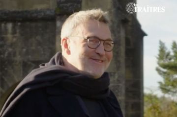 "Les traîtres" : regardez l'arrivée au château de Laurent Ruquier, Hugo Manos et Valérie Trierweiller (vidéo)