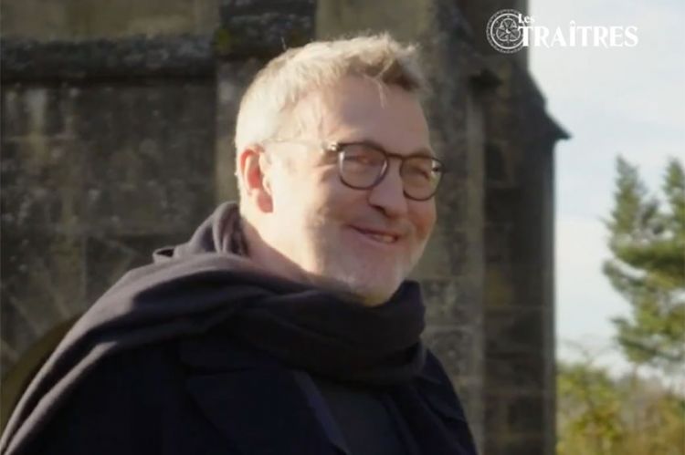 "Les traîtres" : regardez l'arrivée au château de Laurent Ruquier, Hugo Manos et Valérie Trierweiller (vidéo)