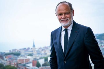 Yann Barthès reçoit Édouard Philippe dans &quot;Quotidien&quot; lundi 27 mars 2023 sur TMC
