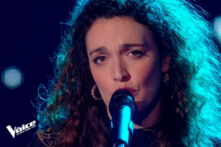 Replay “The Voice” : Clara Polaire chante « Les bleus » de Régine (vidéo)