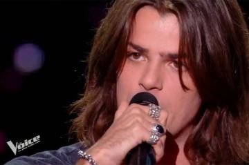 &quot;The Voice&quot; : Baptiste Sartoria chante &quot;Mourir sur scène&quot; de Dalida - Vidéo