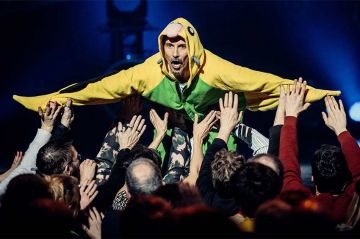 Le spectacle &quot;2 mariages &amp; 1 enterrement&quot; d&#039;Arnaud Tsamere diffusé sur C8 vendredi 14 février 2025