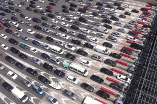 "Grands départs : immersion dans une aire d'autoroute" sur RMC Découverte samedi 24 juin 2023 - Vidéo