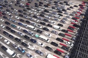 "Grands départs : immersion dans une aire d'autoroute" sur RMC Découverte samedi 24 juin 2023 - Vidéo