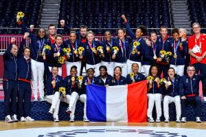 Julien Arnaud reçoit l&#039;équipe de France féminine de Handball au 20H de TF1 ce lundi 9 août