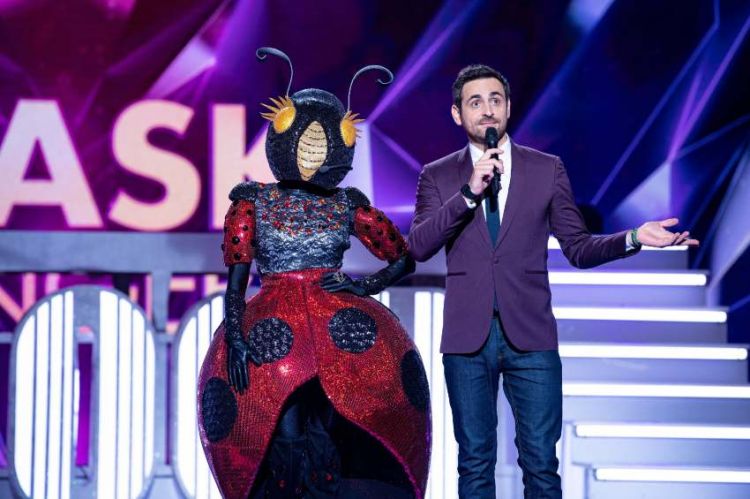 “Mask Singer” : Qui est Coccinelle, la star internationale qui sera démasquée vendredi soir sur TF1 ? (vidéo)