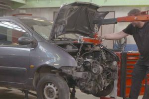 “Wheeler Dealers France” : restauration de deux Renault Twingo, jeudi 7 avril sur RMC Découverte