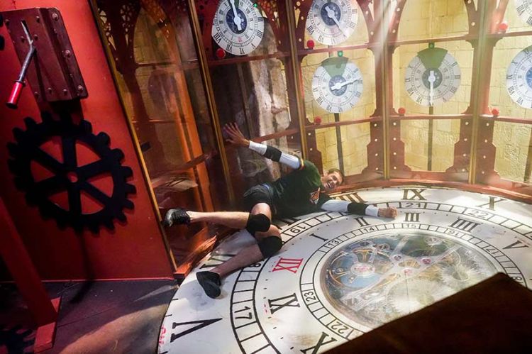 "Fort Boyard" : Gamelles en cascade pour Camille Lacourt dans l'horlogerie, samedi 29 juillet 2023 sur France 2 - Vidéo