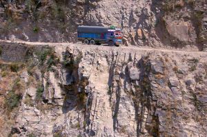 &quot;Les routes de l&#039;impossible&quot; au Népal et en Centrafrique à revoir sur France 5 mardi 8 août 2023 - Vidéo