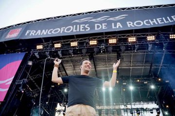 Malik Djoudi aux Francofolies de la Rochelle, mercredi 7 juin 2023 sur Culturebox