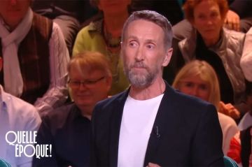 &quot;Le Phil&#039;Pol&quot; de Philippe Caverivière du 1er avril 2023 dans &quot;Quelle époque !&quot; sur France 2 (vidéo)