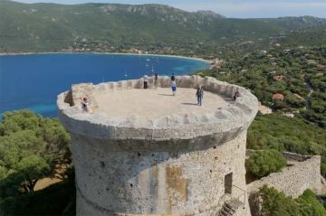 "Les 100 lieux qu'il faut voir" : De Porto-Vecchio à Propriano, le chemin de l'âme corse sur France 5 dimanche 28 juillet 2024 (vidéo)