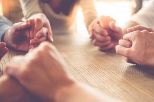 « La famille : enquête sur une communauté secrète » mardi 21 juin sur RMC Story