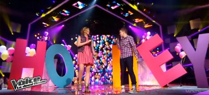 Vidéo Replay “The Voice” : Loïs et Louane interprètent « Ho Hey » de The Lumineers