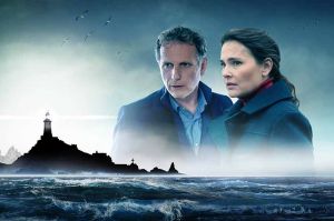 &quot;L&#039;île aux 30 cercueils&quot; avec Virginie Ledoyen, Charles Berling à revoir sur France 3 mercredi 24 juillet 2024