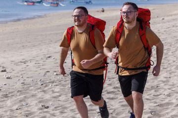 &quot;Pékin Express&quot; : abandon de Brandon et Nathan, les jumeaux Belges, sur la première étape - Vidéo
