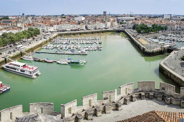 “Les Mystères de l'école de gendarmerie” en tournage pour France 3 avec Sara Mortensen &amp; Olivier Sitruk
