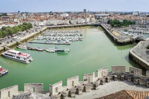 “Les Mystères de l'école de gendarmerie” en tournage pour France 3 avec Sara Mortensen &amp; Olivier Sitruk