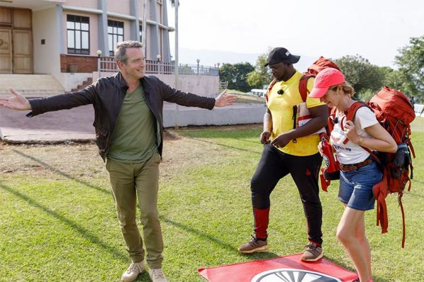 “Pékin Express” : Sabine &amp; Loïc éliminés, la 1ère étape remportée par Kaoutar &amp; Nour