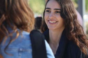 “Les bracelets rouges” : Louna Espinosa (Roxane) évoque son personnage dans la série de TF1