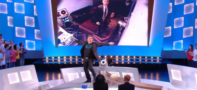 “Le Grand Journal” : José Garcia fait la prise d&#039;antenne à la place d&#039;Antoine de Caunes ! (vidéo)