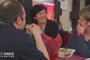 Extrait - “L'amour est dans le pré” : concours de vacheries entre Daniel &amp; Lydia au restaurant (vidéo)