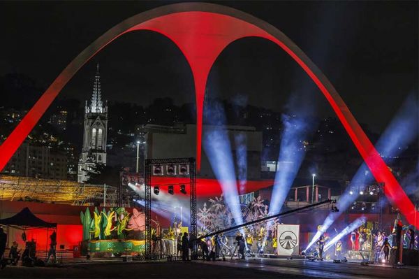 "Pékin Express" : Xavier &amp; Céline sont les vainqueurs de la 17ème saison, regardez leur arrivée - Vidéo