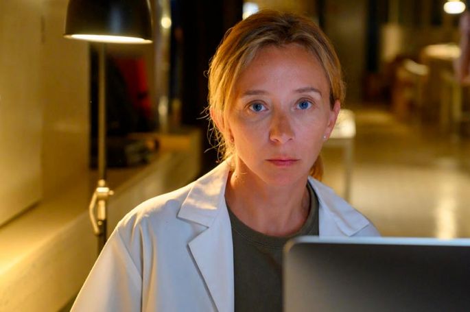 Sylvie Testud évoque son rôle dans “Peur sur le lac” dès le 9 janvier sur TF1