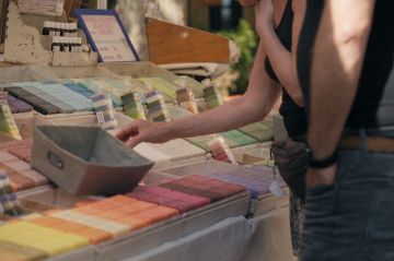 &quot;Savons, attention terrain glissant&quot; : plongée au coeur du marché du savon sur France 5 mardi 16 janvier 2024 - Vidéo