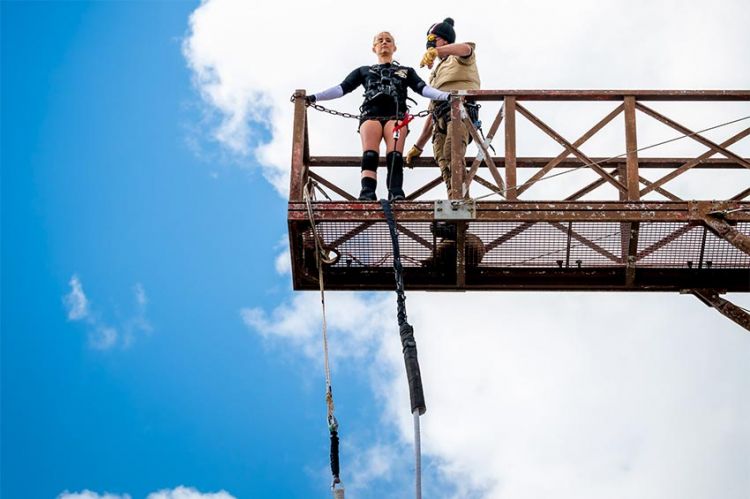 “Fort Boyard” : Elodie Gossuin dépasse sa peur au saut de l&#039;ange, regardez (vidéo)