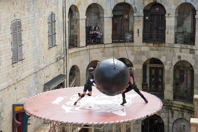 &quot;Fort Boyard&quot; : Claude Dartois face à Little Boo sur le ring samedi 5 août 2023 sur France 2 - Vidéo