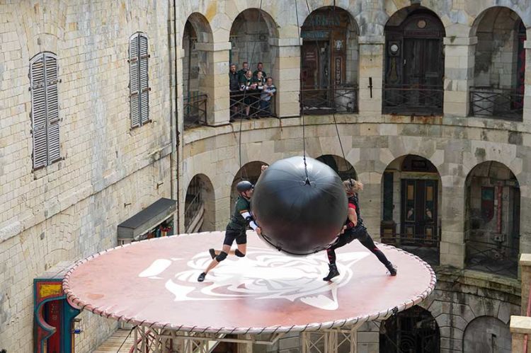 "Fort Boyard" : Claude Dartois face à Little Boo sur le ring samedi 5 août 2023 sur France 2 - Vidéo