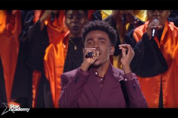 Replay "Star Academy" : Franck chante "Amazing grace" et retrouve sa mère sur le plateau (vidéo)