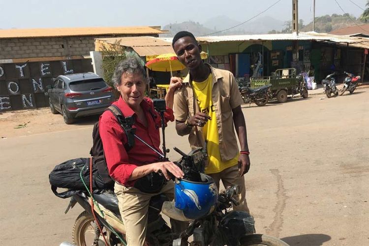 "J'irai dormir chez vous" en Côte d'Ivoire vendredi 21 juillet 2023 sur RMC Découverte avec Antoine de Maximy - Vidéo