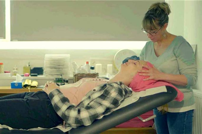 &quot;Miroirs&quot; : Immersion au salon de beauté solidaire Joséphine à Clermont-Ferrand, lundi 6 mars 2023 sur France 3