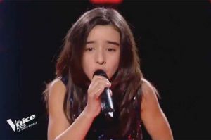 Revoir “The Voice Kids” : Inès chante « Vivre pour le meilleur » de Johnny Hallyday en demi-finale (vidéo)