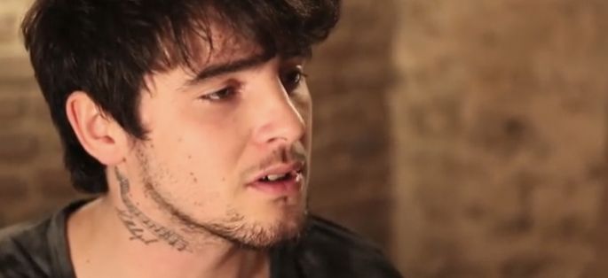 Interview &amp; clip de Louis Delort qui prête sa voix au générique de “Oum, le dauphin blanc” sur TF1
