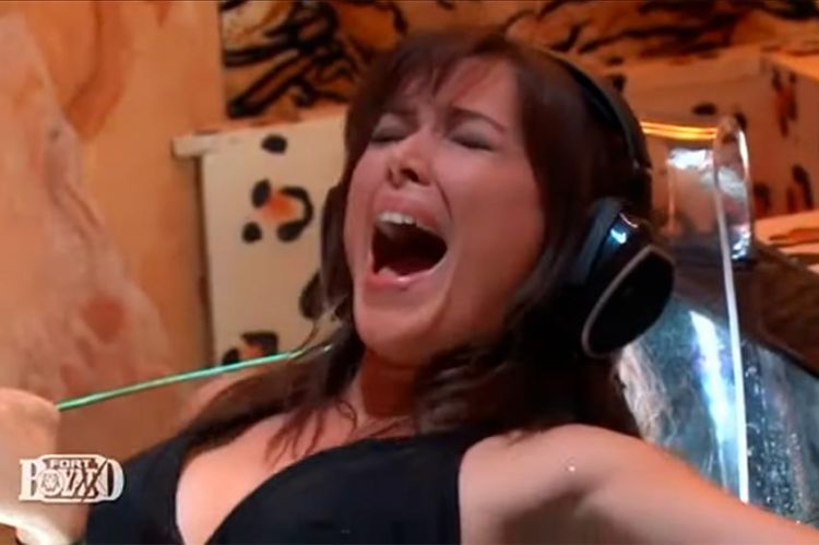 “Fort Boyard” : Elsa Esnoult fait des vocalises dans le SPA du Père Fouras, ce soir sur France 2 (vidéo)