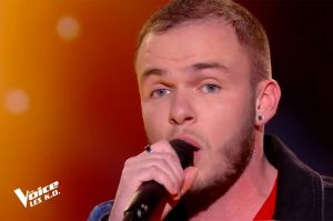 Replay “The Voice” : Yoann Dejean chante « Elle est d&#039;ailleurs » de Pierre Bachelet (vidéo)