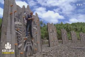“Koh Lanta” : Denis Brogniart teste les murs percés, un jeu de confort inédit (vidéo)