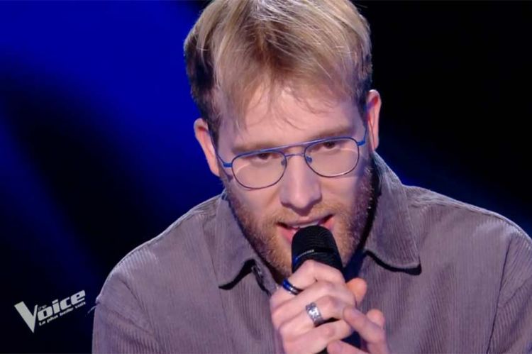 "The Voice" : Corentin Lemahieu chante "Tristesse" de Zaho de Zagazan - Vidéo