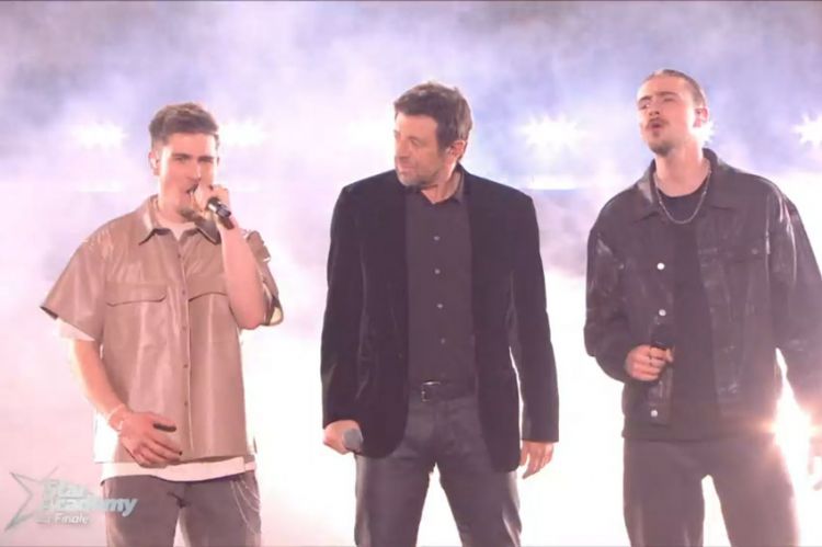 "Star Academy" : Julien, Pierre et Patrick Bruel chantent "Combien de murs ?" en Finale - Vidéo