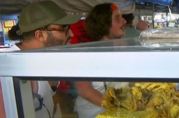 &quot;Pékin Express&quot; : Louison &amp; Ryad s&#039;arrêtent en pleine course pour acheter... un poulet ! Vidéo