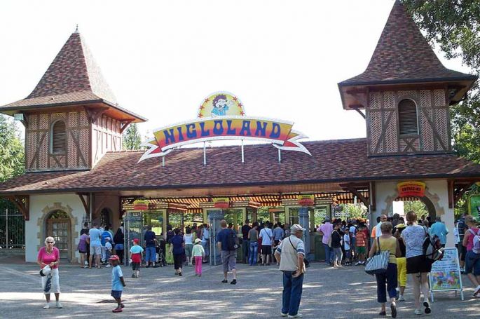 "Parc d'attractions familiaux : Ces familles hors-normes aux commandes" lundi 6 juillet 2026 sur Gulli