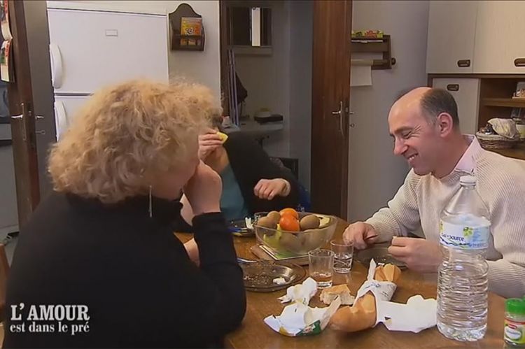 Extrait - “L'amour est dans le pré” : les fous rires s'enchaînent chez Patrice avec ses prétendantes (vidéo)