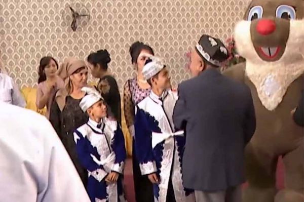 “Pékin Express” : Après le hammam, Lucas &amp; Nicolas vont être invités à un rituel de... circoncision ! (vidéo)