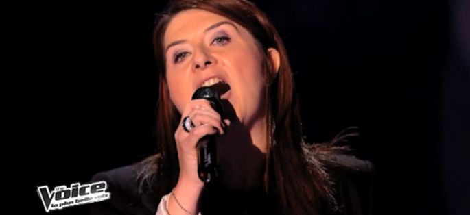 Replay “The Voice” : regardez Carine qui interprète « Woman In Love » de Barbra Streisand (vidéo)