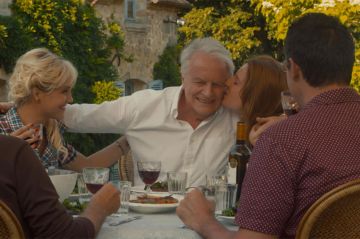 &quot;Adopte un veuf&quot; avec André Dussollier &amp; Bérengère Krief sur TF1 dimanche 4 août 2024 (vidéo)